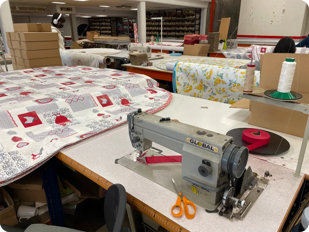 Machine à coudre et nappes dans l’atelier de confection CPM à Toulouse